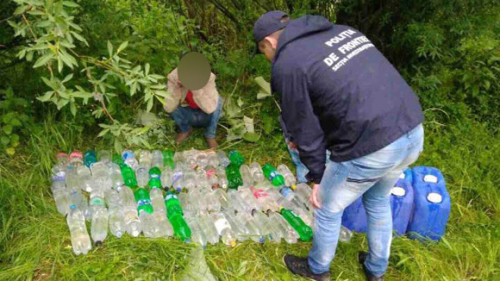 Un moldovean, reţinut la frontieră pentru transportarea ilegală a alcoolului. Foto: border.gov.md