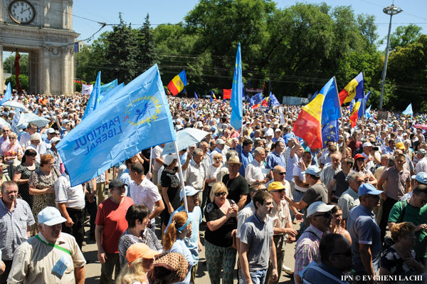 По мнению экспертного сообщества, митинг, проведенный Либеральной партией во главе с Михаем Гимпу в воскресенье на центральной площади страны, сильно снизил рейтинг либералов. Фото: info-prim.md