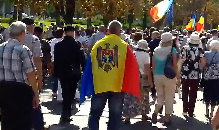 На вчерашнем митинге потерялся четырехлетний ребенок.