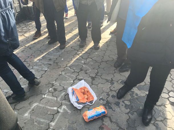 Собравшиеся начали забрасывать здание яйцами.