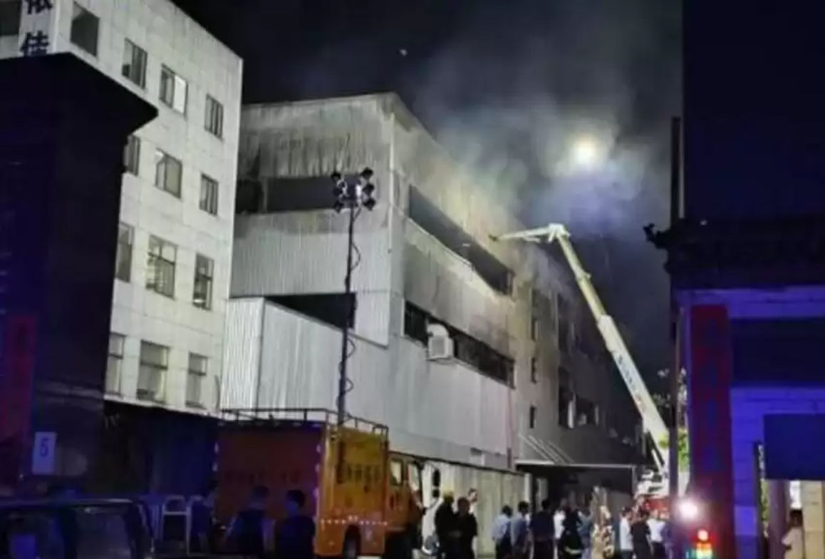 Более 10 человек погибли при пожаре на промышленном объекте в Китае.