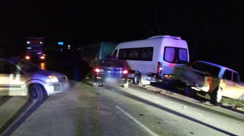 В Дондюшанском районе девушка за рулем авто разбила четыре машины.