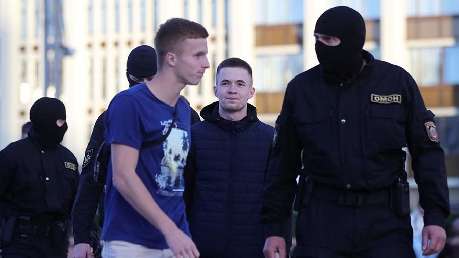 ОМОН начал задерживать мужчин на площади Независимости в Минске.