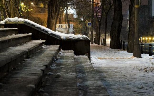 Bărbatul a spus că atât scările cât şi rampa erau acoperite de zăpadă. 