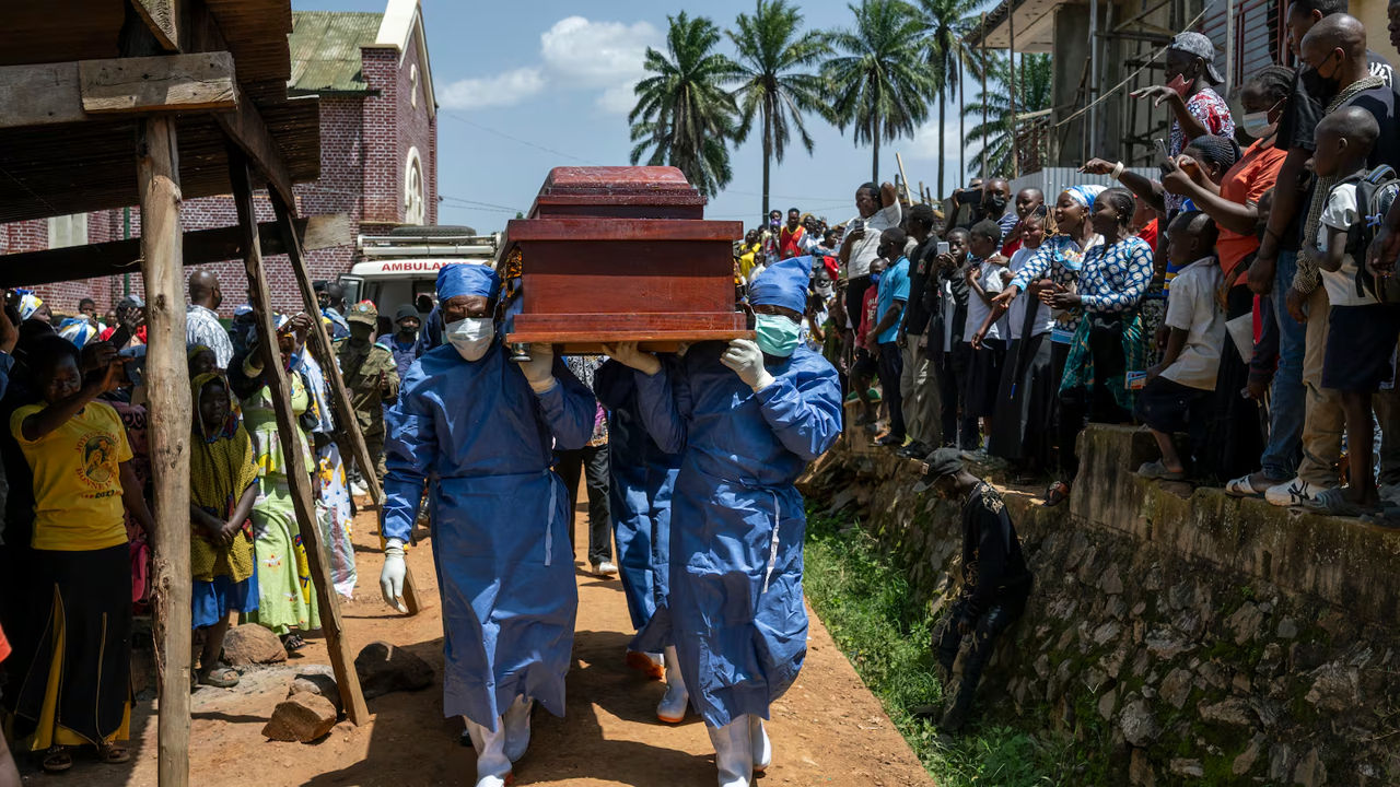 Șeful OMS a îndemnat locuitorii din Congo să renunțe la ritualurile funerare din cauza virusului Ebola.