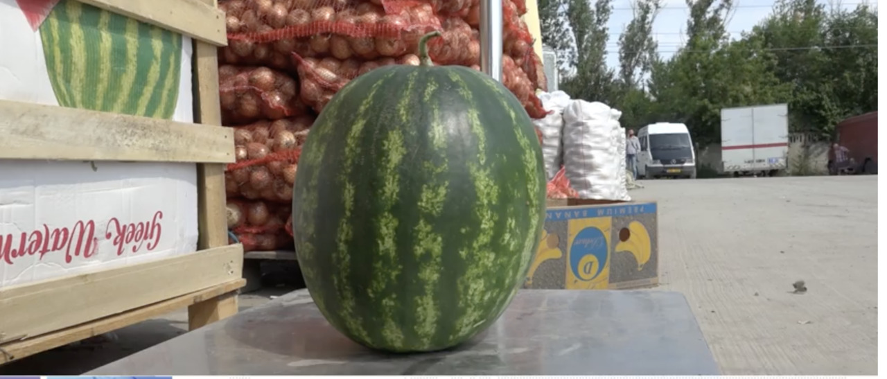 На рынках появились в продаже арбузы.
