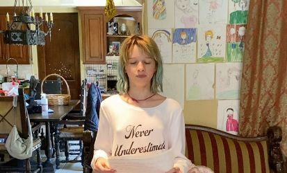 Дочка Миллы Йовович очаровала пользователей, прочитав сказку на русском.
