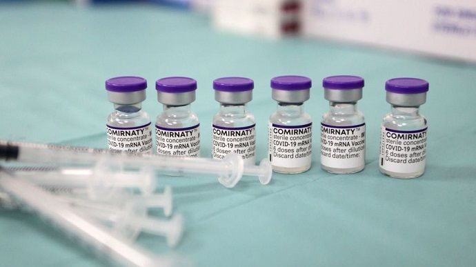Турция начинает прививки третьей дозой COVID-вакцины Pfizer.