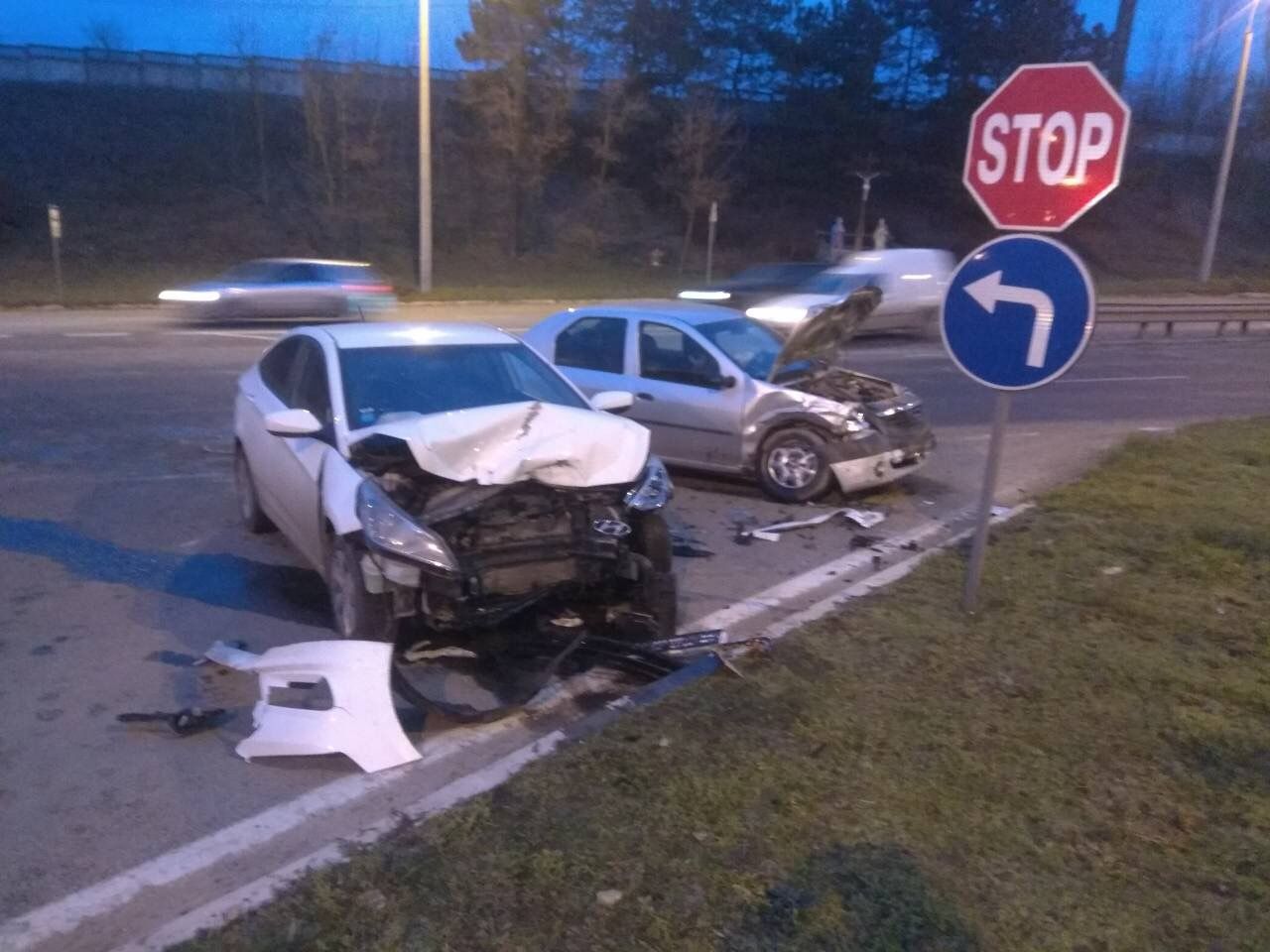 При въезде в Яловены столкнулись два автомобиля.