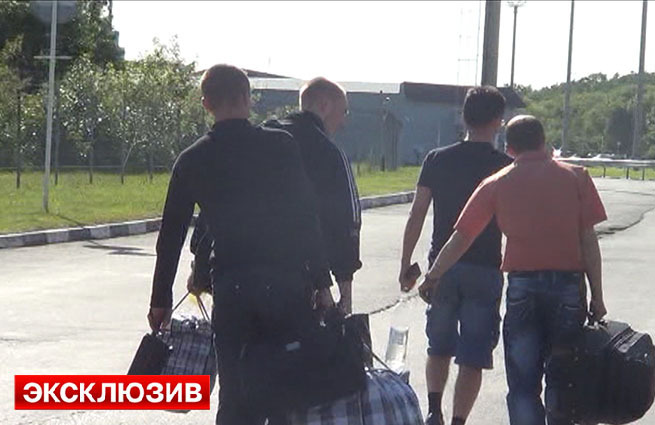 Военные добровольно сложили и уничтожили все оружие.