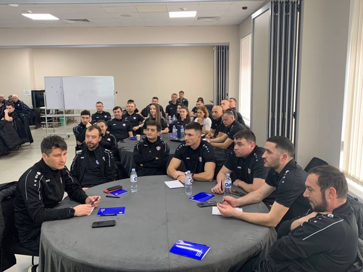 Arbitrii moldoveni au fost instruiți de un fost arbitru FIFA.