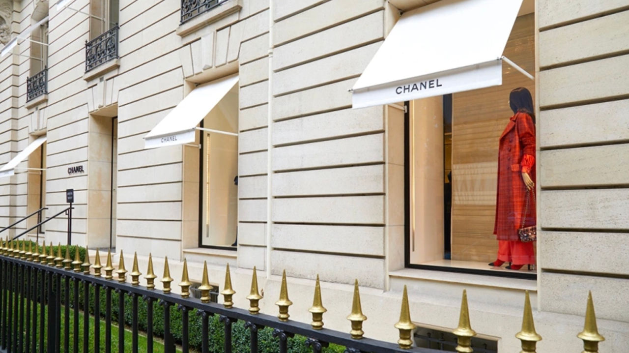 Un grup de persoane pe scutere a încercat să jefuiască un butic Chanel la Paris.
