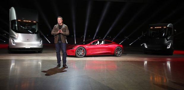Elon Musk prezintă noul Roadster și primul camion electric.