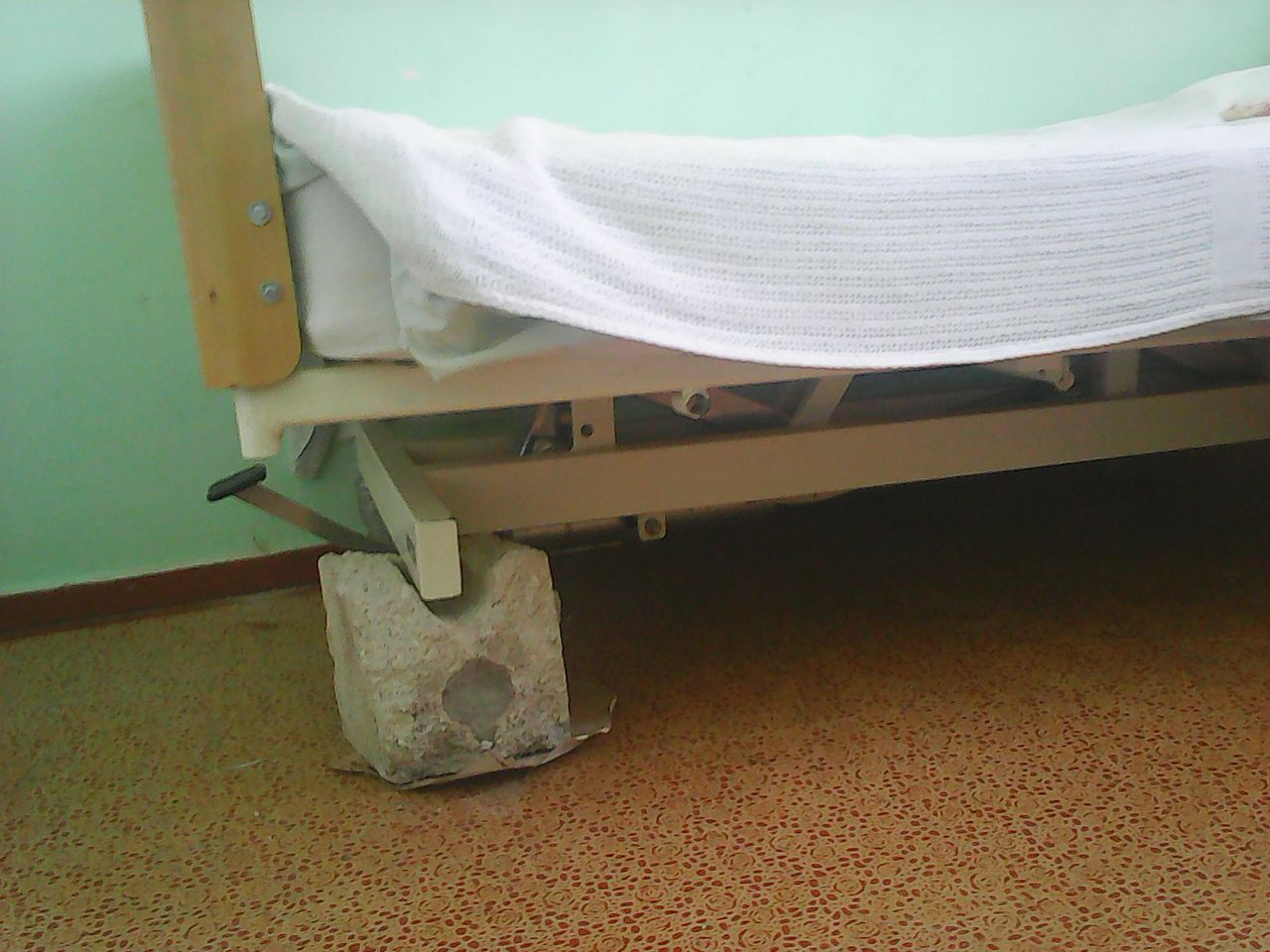 Pat susținut de o piatră! Condițiile dintr-un salon al Spitalului Clinic Municipal din Bălți. Foto: unimedia.info
