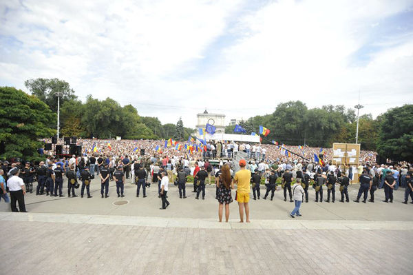 Cetăţenii Rep. Moldova vor plăti zeci de ani pentru „jaful secolului”. Foto: infoprut.ro