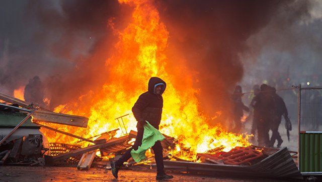 Во Франции протестующие заблокировали 11 топливохранилищ.
