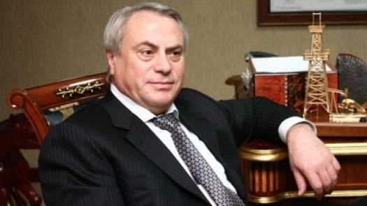 Имя Стати крайне редко появляется в СМИ, он сторонится публичных мероприятий.
