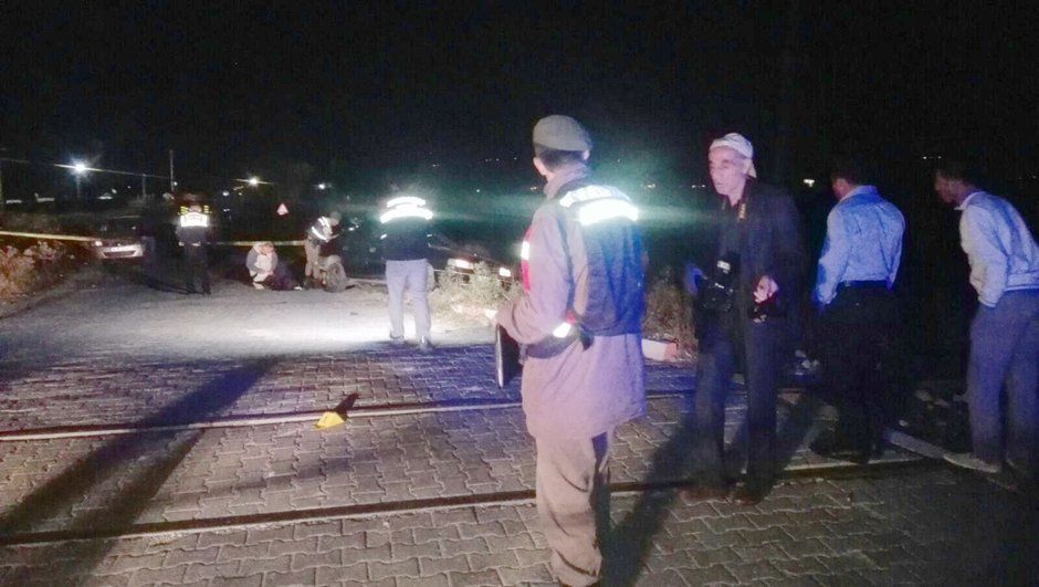 Три человека погибли в результате столкновения поезда с автомобилем в Турции. Фото: Haberturk