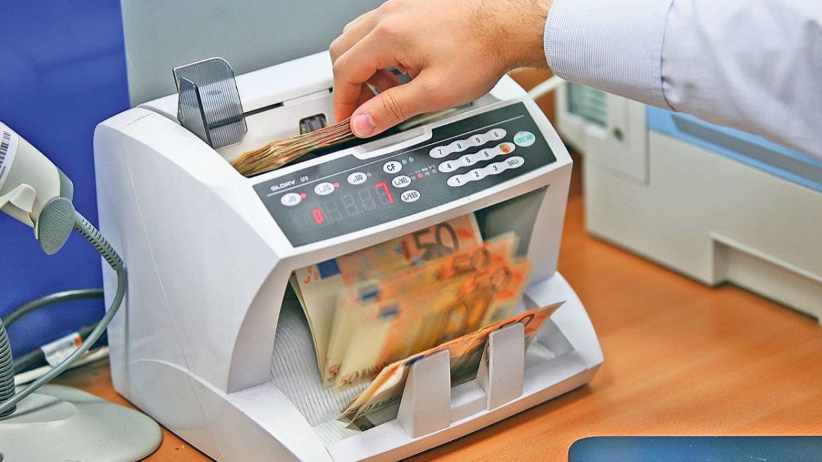 Banii dați celor trei bănci problematice din haznaua statului s-au dus pentru rambursarea depozitelor deschise. Foto: agora.md