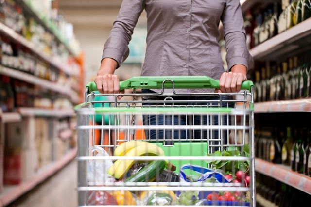 Forfotă în magazinele: Moldovenii se înghesuie la cumpărături