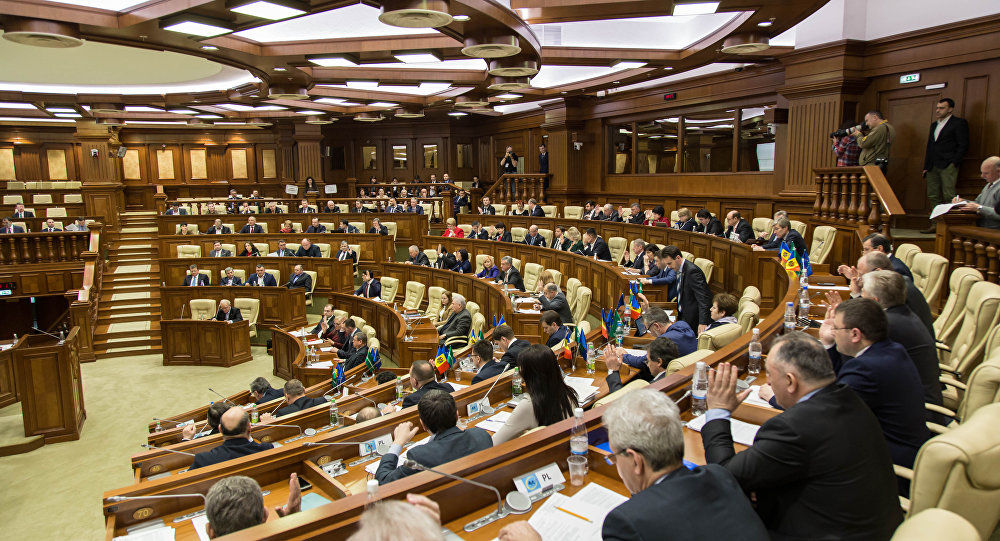 Legislatorii moldoveni au început a se pregăti pentru sărbătorile de iarnă. Foto: Sputnik/ Мирослав Ротарь   