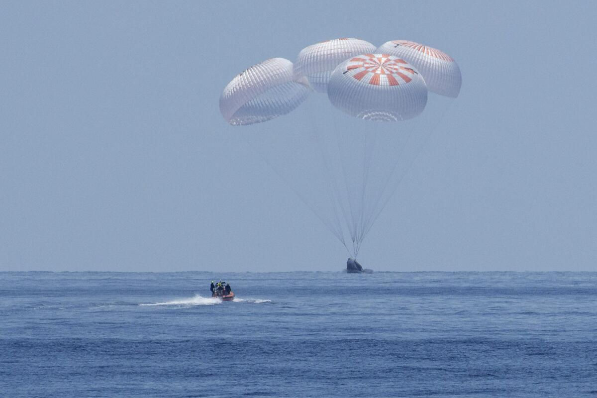 Nava Crew Dragon a aterizat cu succes în largul coastei Californiei.