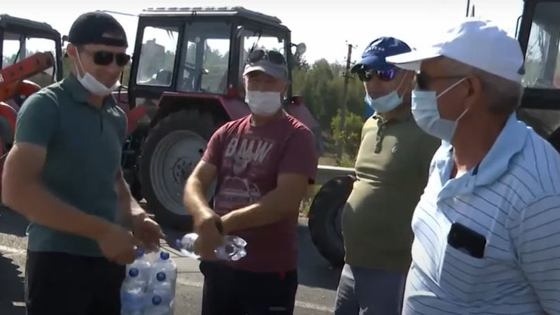 Более сотни фермеров ночевали на национальных трассах.