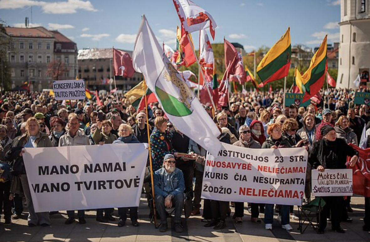 В Вильнюсе люди вышли на протест из-за налога на недвижимость: «Господа, вас избрал народ!».