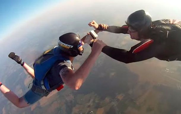 Прыжок с высоты в 3 километра отцепившаяся от владельца камера GoPro засняла самостоятельно.
