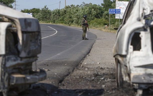 На пути в Мукачево наблюдатели встретили 11 броневиков, два грузовика с солдатами и 12 микроавтобусов.