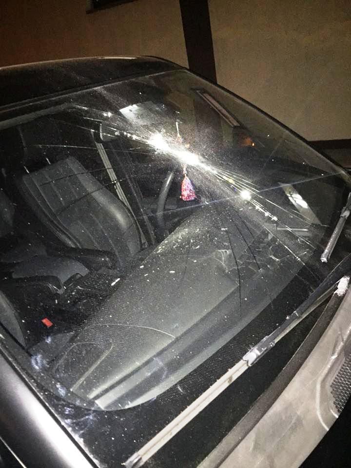 Doi indivizi s-au înfuriat după ce şoferul automobilului nu a fost de acord să-i ducă la adresa indicată. Foto: sindromultecucean.wordpress.com