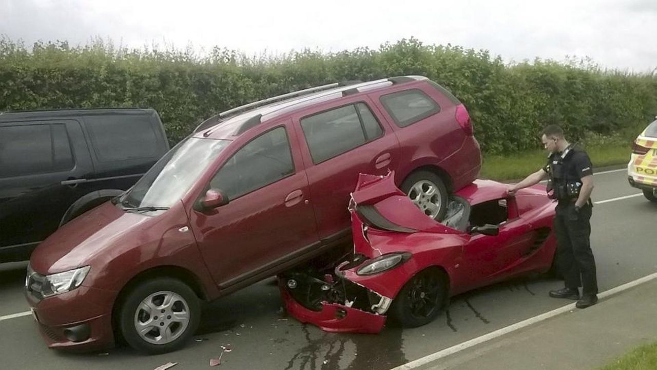  O Dacia Logan a distrus un superb Lotus Elise nou-nouţ