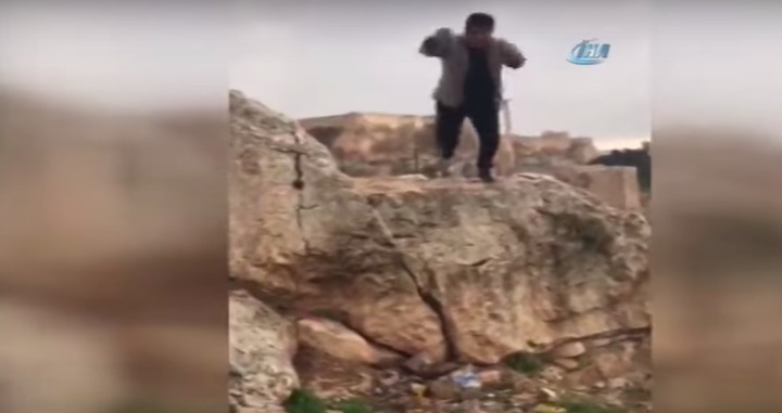 Гибель рухнувшего со скалы отца восьмерых детей случайно снял на видео его друг.