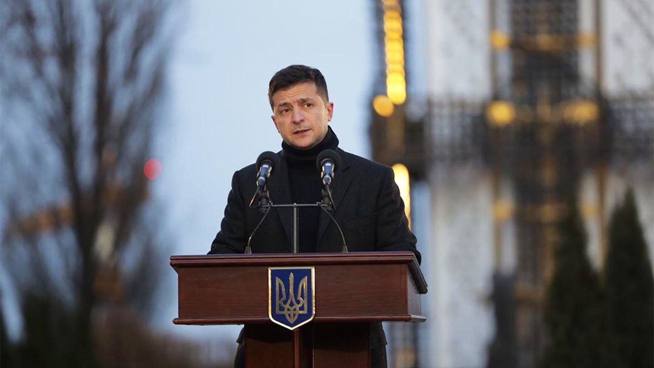 Украинцы попросили Зеленского национализировать телеканалы олигархов.