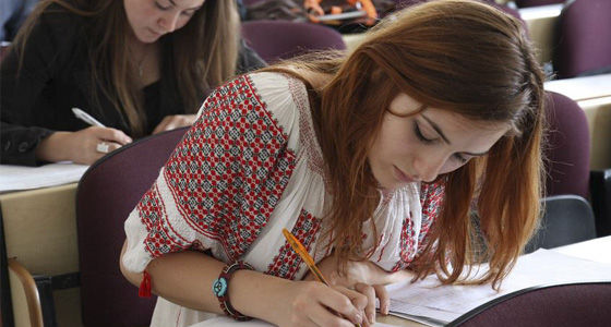 Elevii alolingvi din ţară vor învăţa geografia şi istoria în limba română. Foto: yupi.md