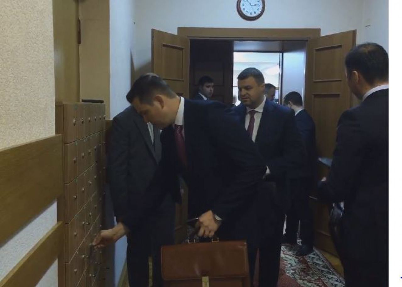 Noua regulă de la Guvern: Miniștrii, fără telefoane în sala de ședințe