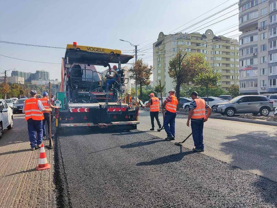 На бульваре Ренаштерий завершен первый этап работ по укладке асфальта.