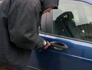 Un bărbat în vârstă de 54 de ani din orașul Soroca a rămas fără mașină, după ce a lăsat cheile în interior.