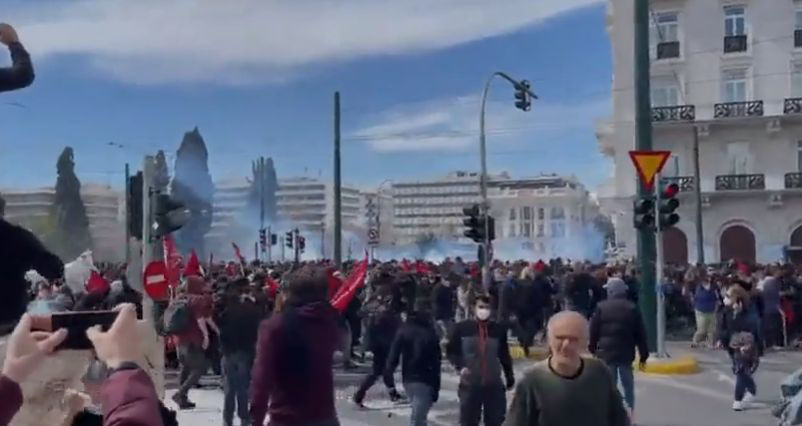 В Афинах на митинге в связи с аварией поездов силовики применили слезоточивый газ.