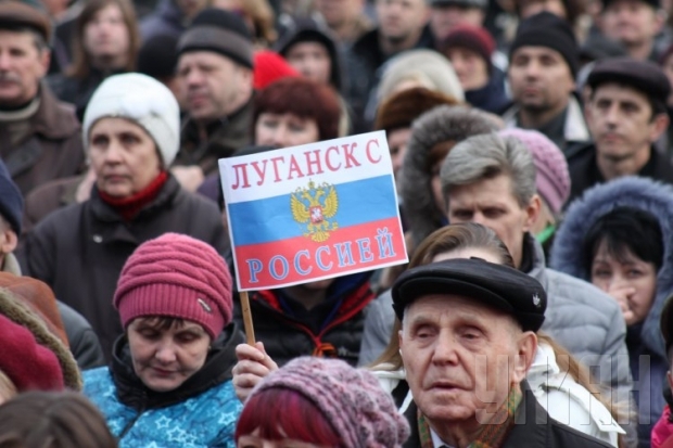 В Донецкой, Луганской, Харьковской областях проходят митинги сторонников федерализации.