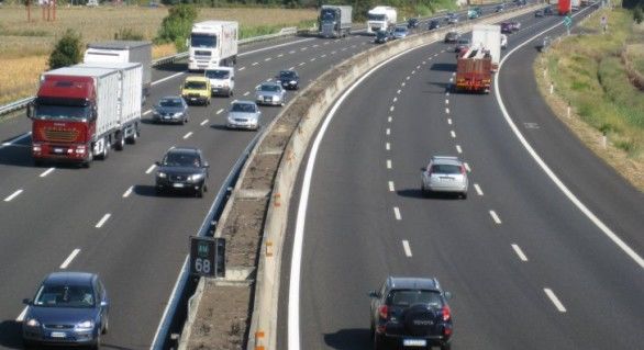 Producătorii auto, obligaţi să revină la motoare mari.
