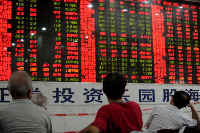 Индекс Shanghai Composite рухнул более чем на 30%