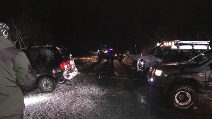 Demni de laudă. Mai mulți tineri au ajutat la deblocarea mașinilor din nămeți