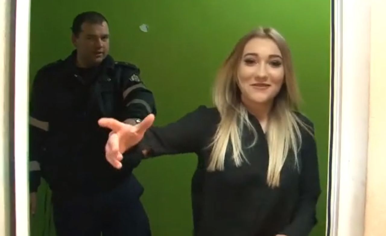 Blonda bătăușă ce a făcut spectacol la Poliție, și-a recunoscut vina. Foto: captură video