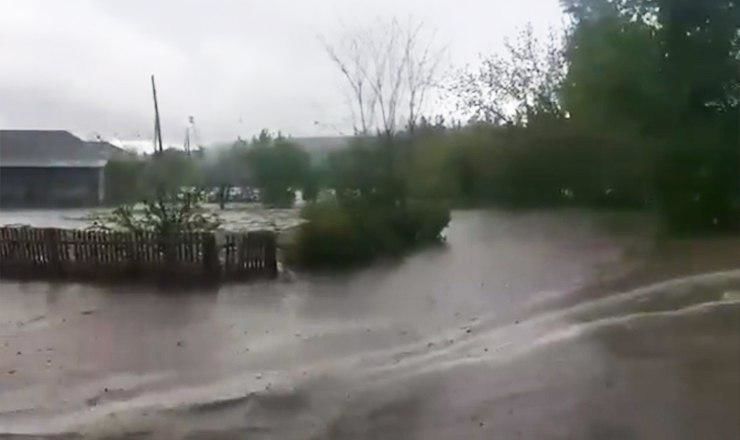 В Рышканском районе сильный дождь подтопил несколько хозяйств.