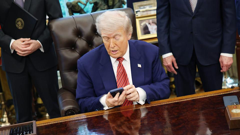 СМИ: От имени Трампа запатентовали смартфон и оператора связи.