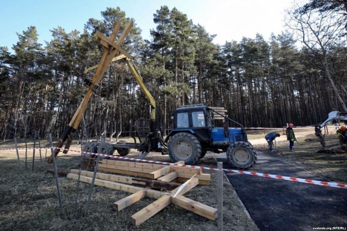В Куропатах снесли кресты и задержали протестующих активистов.