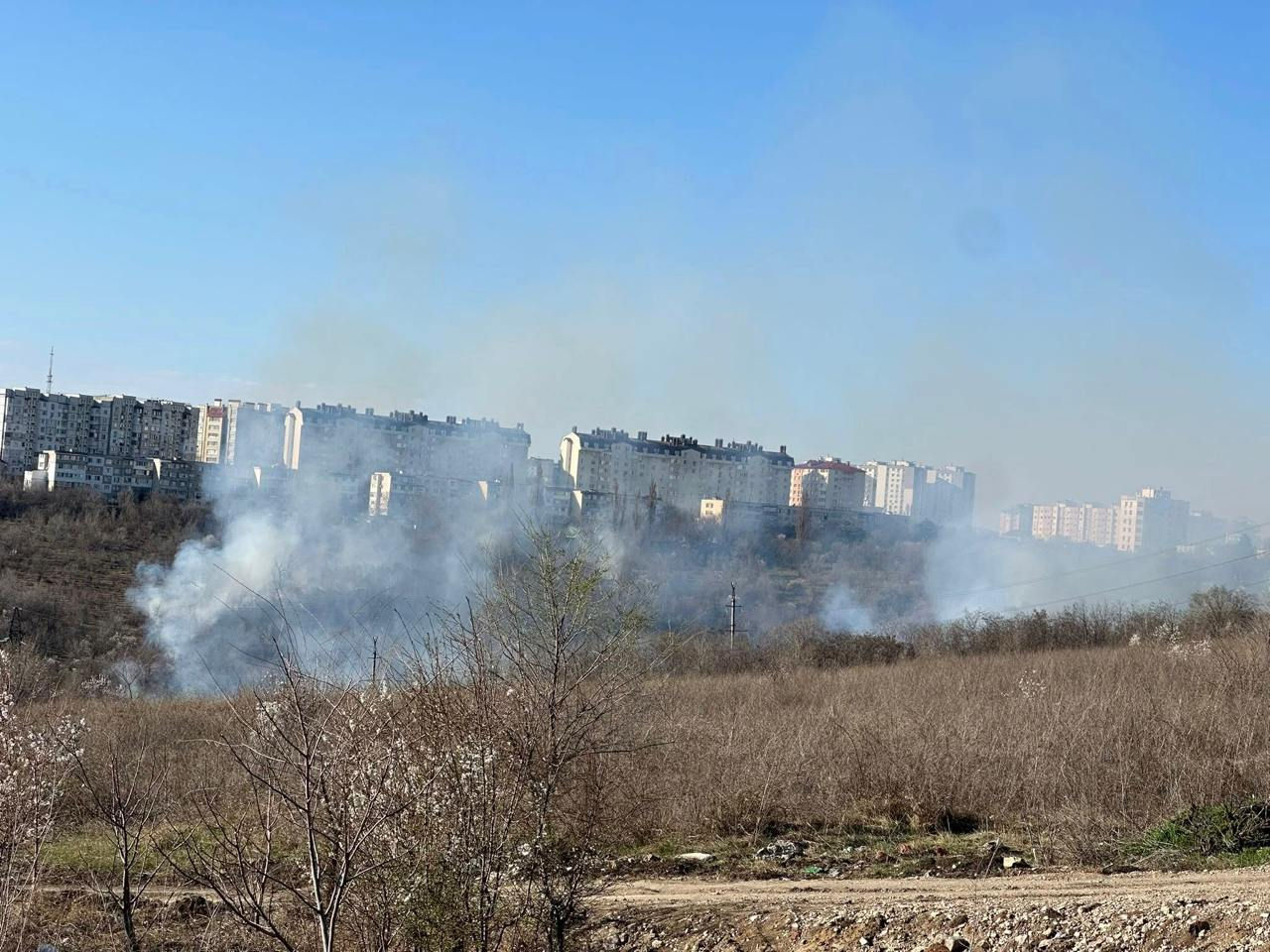 Un incendiu a izbucnit la Botanica: Vegetația uscată, cuprinsă de flăcări.
