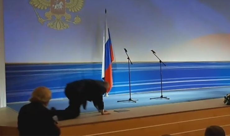 Опубликовано видео падения Жириновского со сцены.