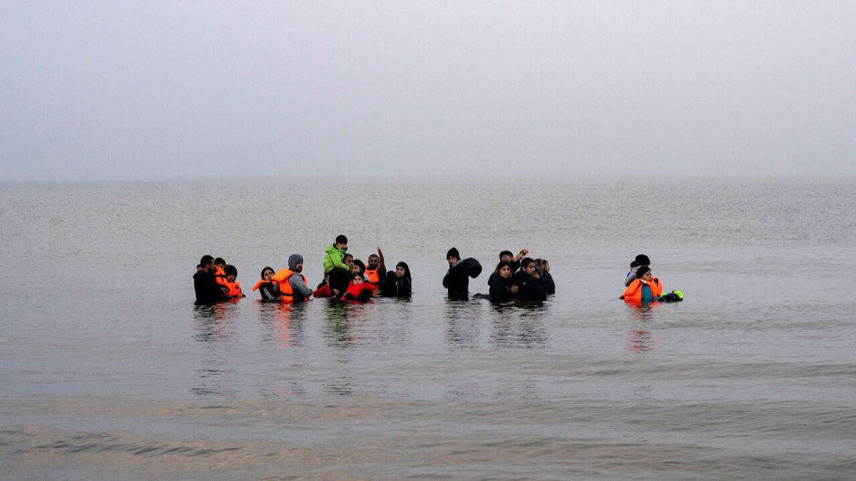 Paza de coastă din Franța a salvat peste 40 de migranți. Două persoane au murit.